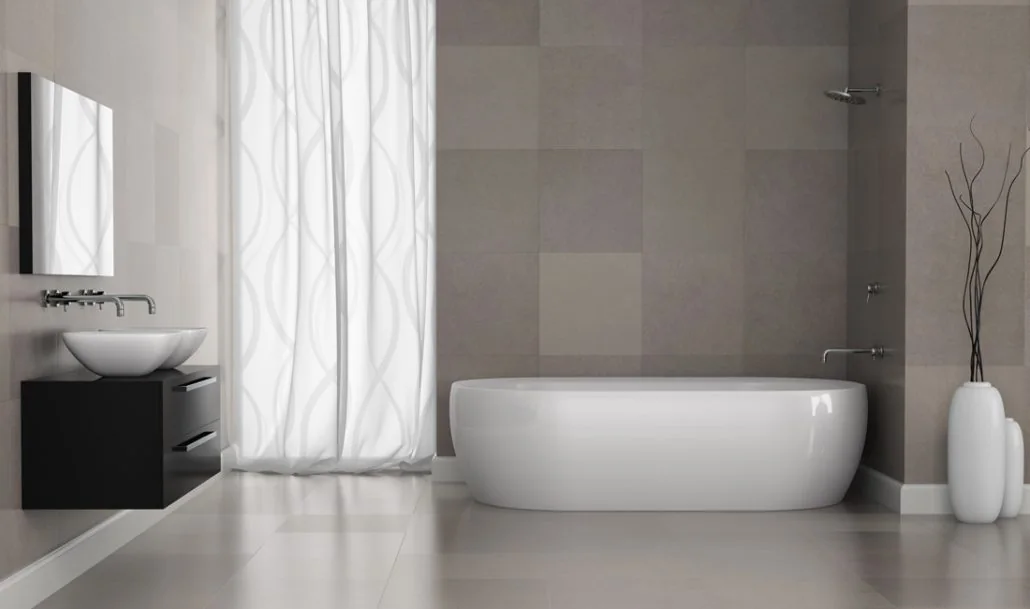 Badezimmer mit freistehender Wanne