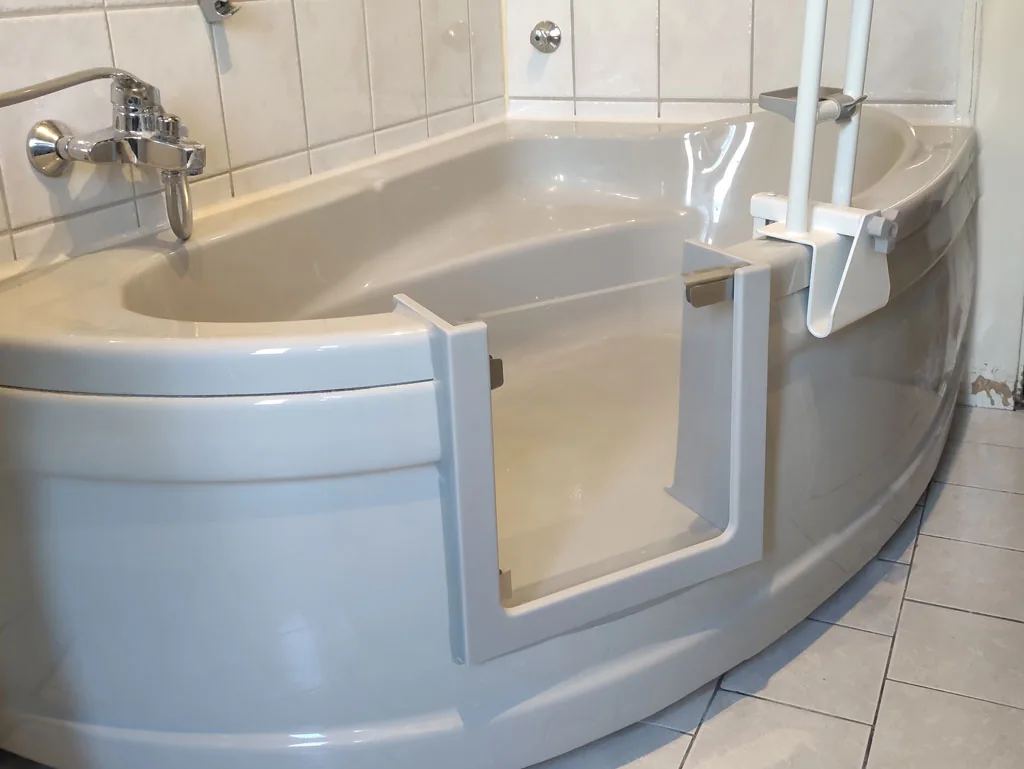 Nachher: Eine Tür in der vorhandenen Wanne