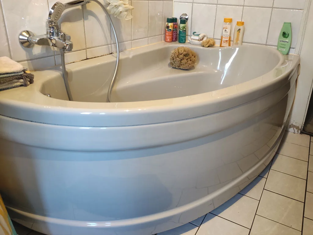 Vorher: Eine Tür in der vorhandenen Wanne