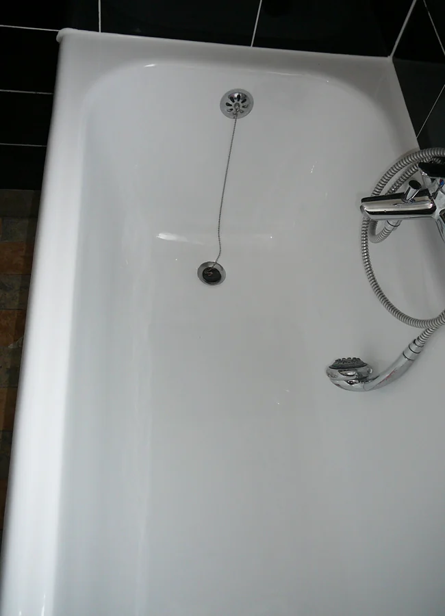 Nachher: Blaue Wanne aus den Achtzigern