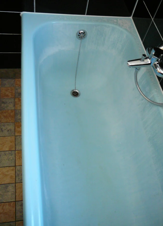 Vorher: Blaue Wanne aus den Achtzigern