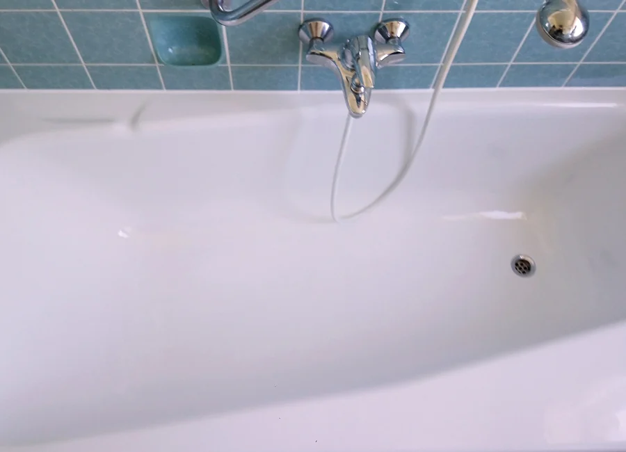 Nachher: Vergilbte Wanne, neu beschichtet