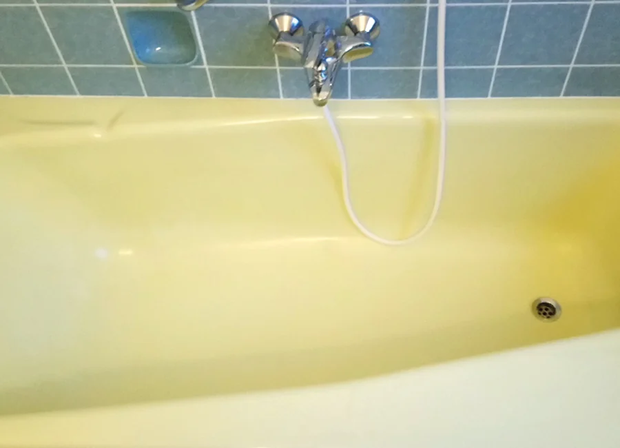 Vorher: Vergilbte Wanne, neu beschichtet
