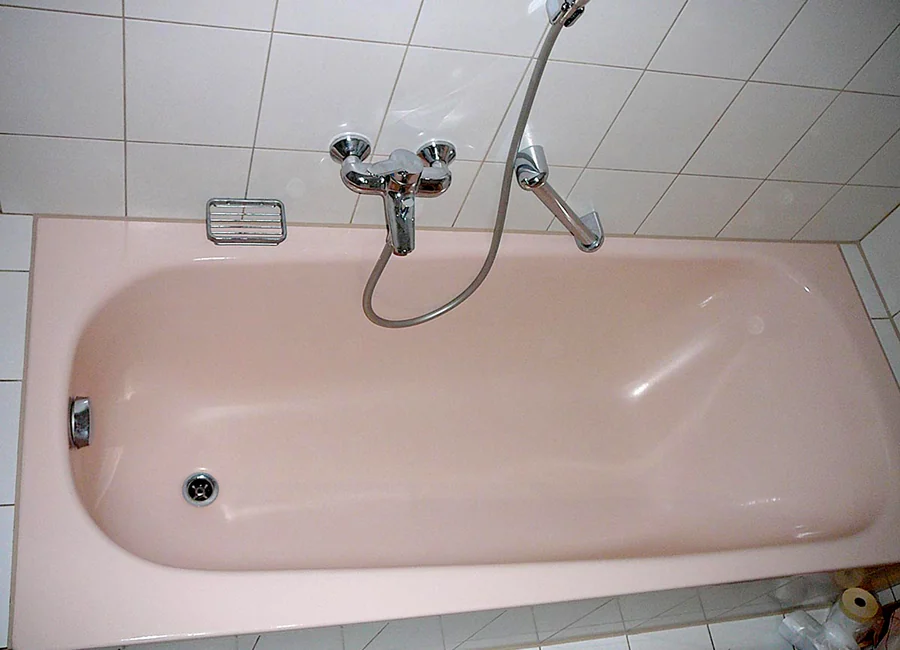 Vorher: Rosa Wanne, neu in Weiß