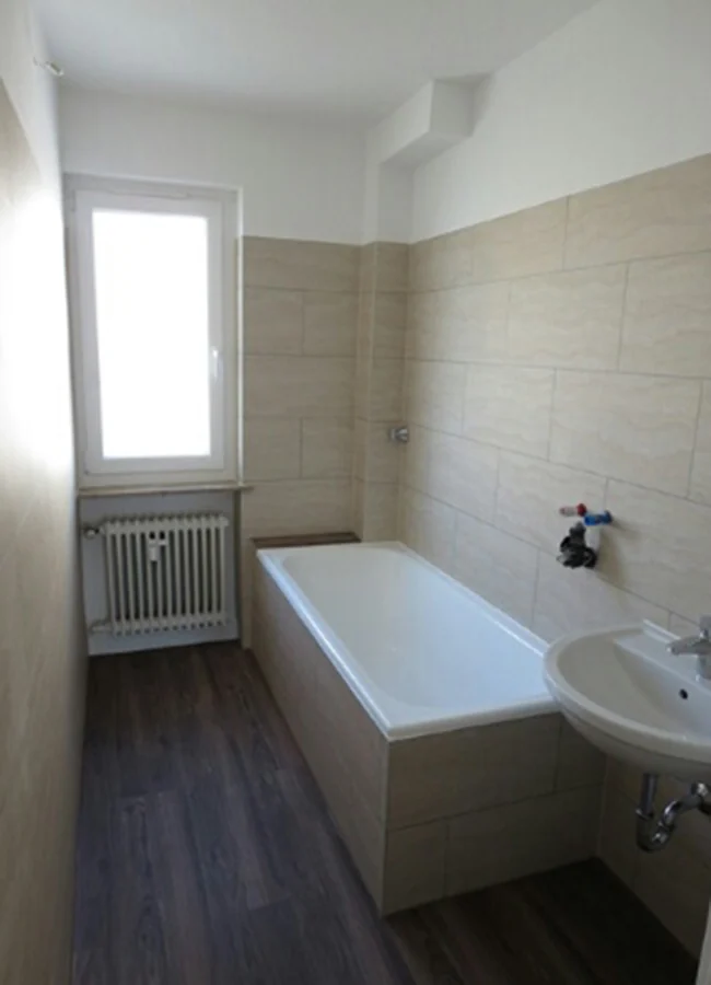 Nachher: Wanne und Waschtisch neu eingefasst