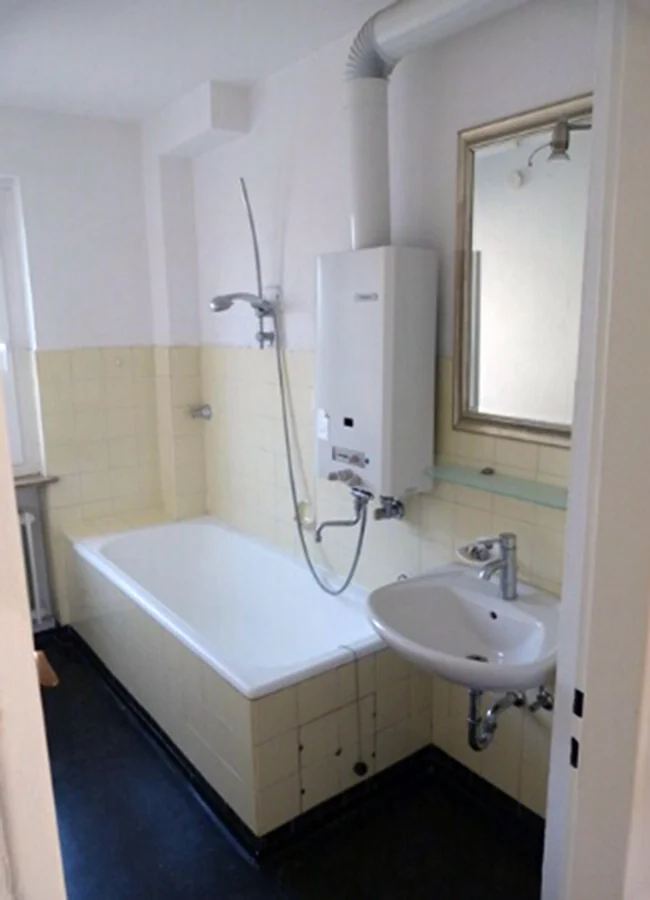 Vorher: Wanne und Waschtisch neu eingefasst