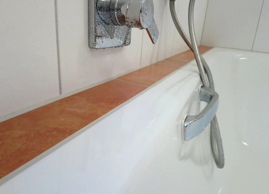 Instand gesetzte Badewanne nach der Reparatur