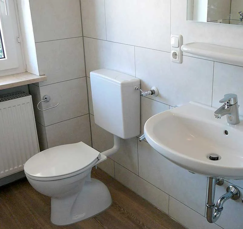 Modernisiertes Bad mit neuem WC und Waschtisch