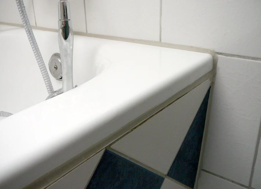 Nachher: Abplatzung am Wannenrand