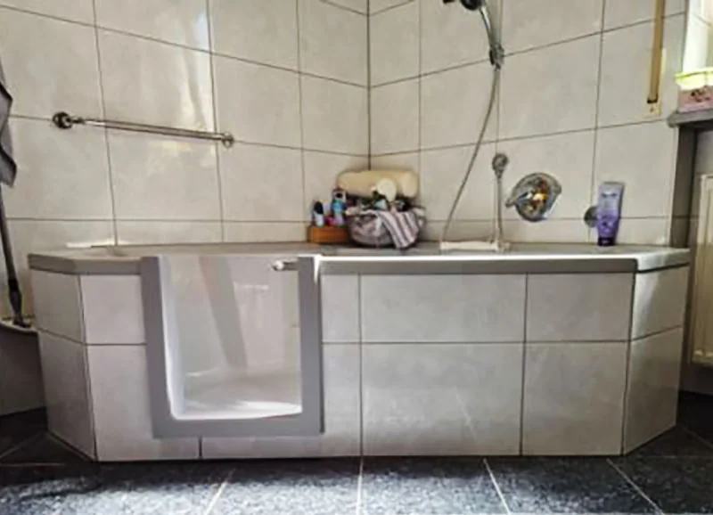 Tür in einer gefliesten Einbauwanne