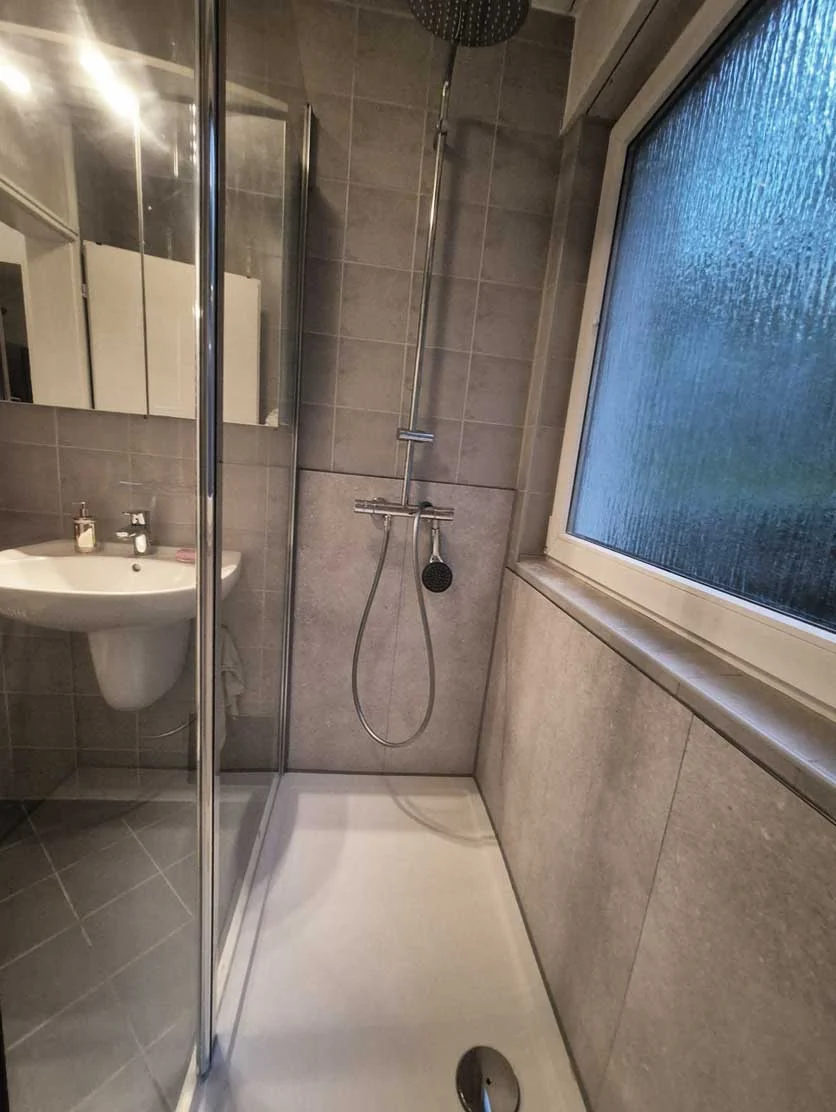 Duschplatz mit Glaswand statt Wanne