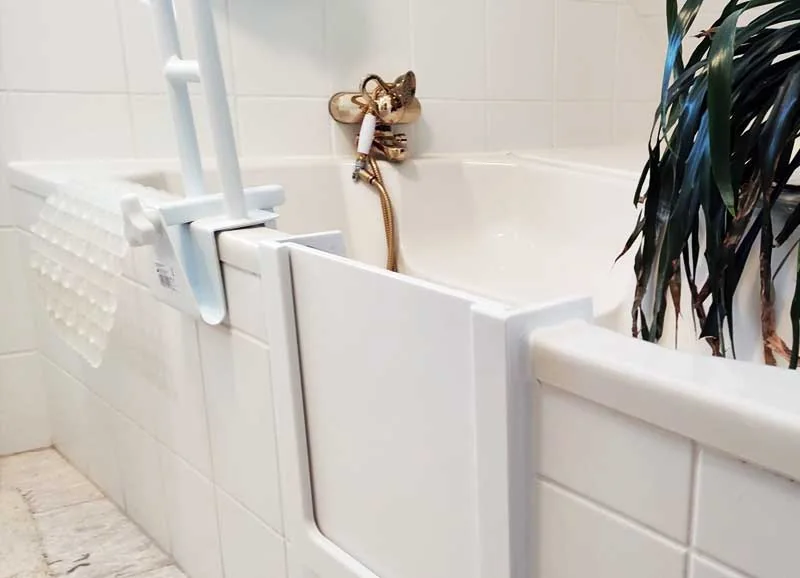 Badewanne mit nachgerüsteter Tür